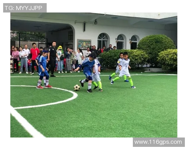 足球冒烟的背后故事揭示了运动与环境的微妙关系与未来的挑战 足球冒烟的背后故事揭示了运动与环境的微妙关系与未来的挑战